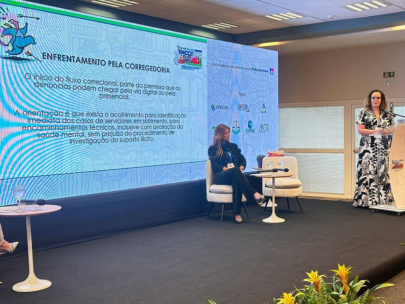 Ângela de Carvalho Cruz, servidora da Corregedoria-Geral do TCE-PR, ministra palestra sobre acolhimento a vítimas de assédio, durante o Encontro Nacional de Corregedorias, Controles Internos e Ouvidorias dos Tribunais de Contas (Encco 2024), realizado em Aracaju. Foto: Marcelo Lancia/TCE-PR