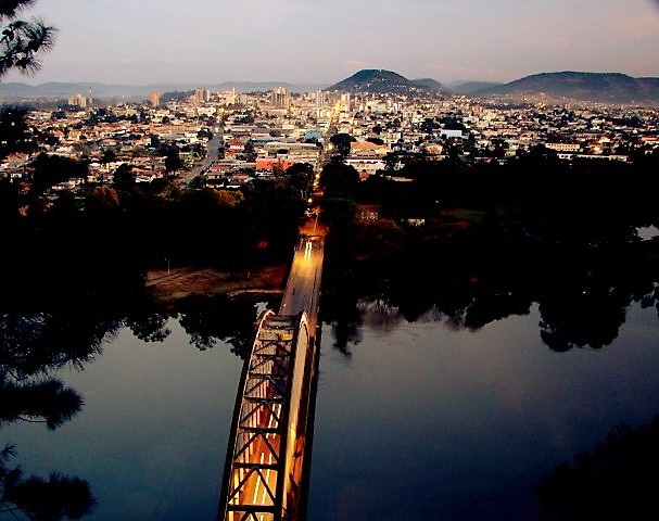 Vista noturna da sede urbana de União da Vitória, principal município da Região Sul do Paraná, banhado pelo Rio Iguaçu. Foto: Divulgação