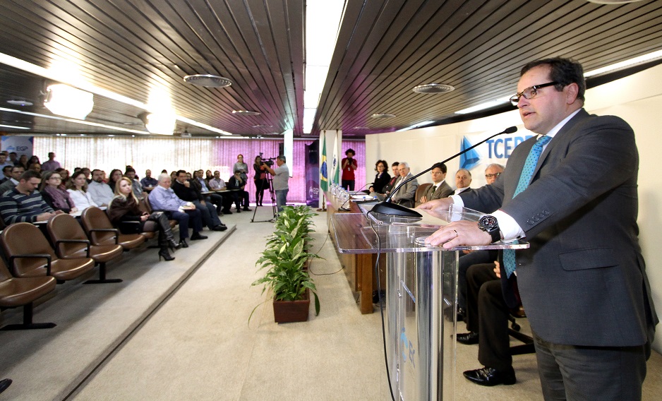 Presidente o TCE-PR, Ivan Bonilha, apresenta o "Portal Informação Para Todos" (Foto: Wagner Araújo/Divulgação TCE-PR)
