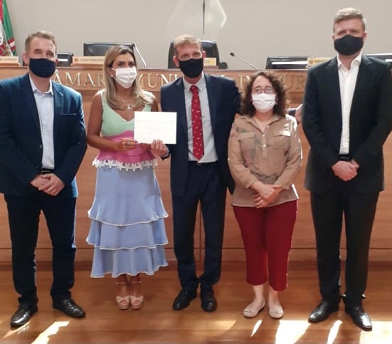 O conselheiro Fabio Camargo entrega a membros da mesa diretora da Câmara Municipal de Curitiba o convite para a solenidade de sua posse como presidente do TCE-PR, no dia 27 de janeiro. Foto: Divulgação
