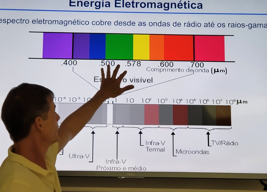 Capacitação de engenheiros e arquitetos para a fiscalização de obras com o uso de imagens geradas por satélites, realizada na sede do Inpe, em São José dos Campos (SP). Foto: Divulgação/TCE-PR