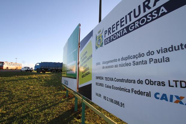 Placa da obra de duplicação do Viaduto Santa Paula, sobre a BR-376, executada pela Prefeitura de Ponta Grossa