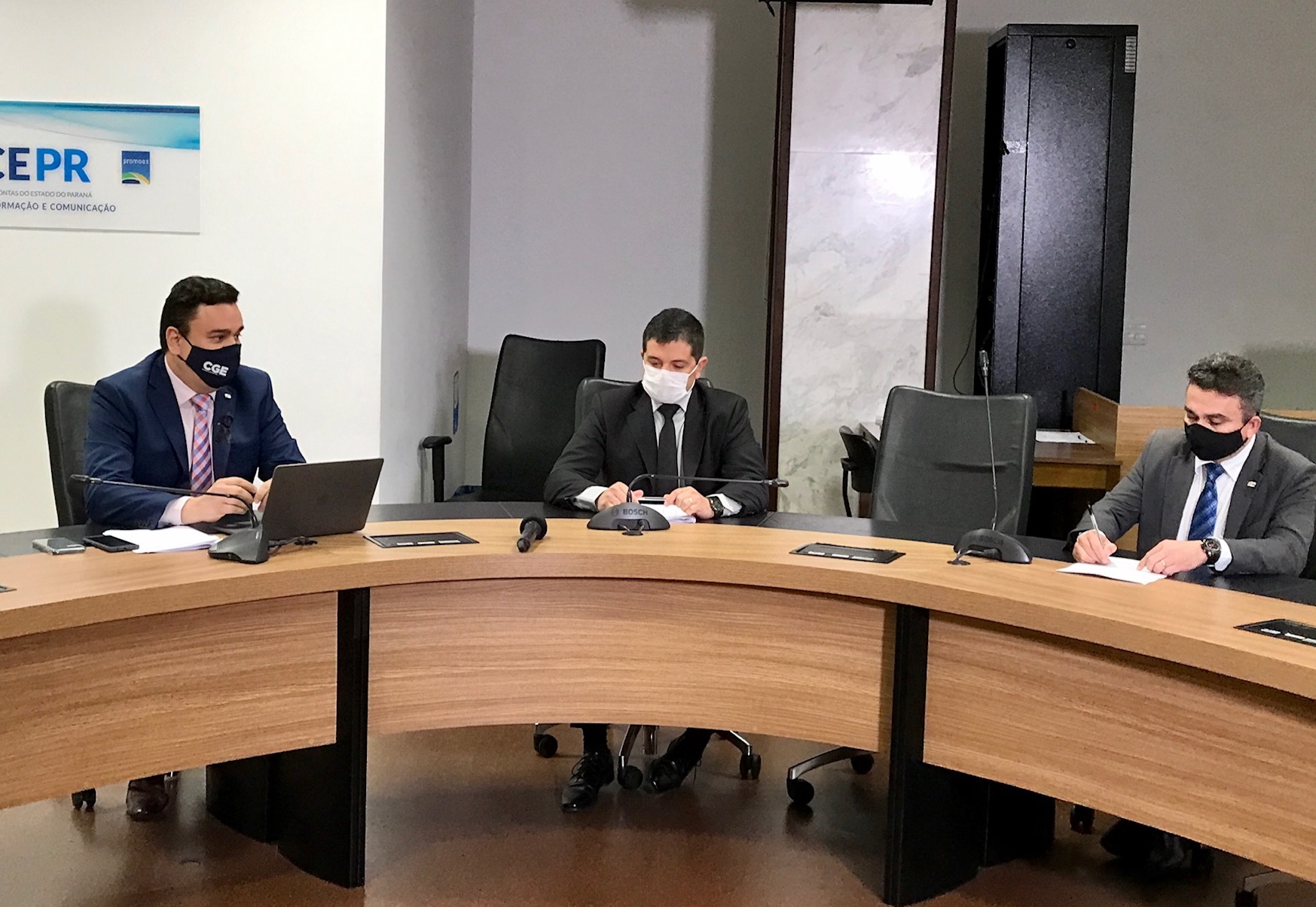 Reunião de trabalho entre o coordenador-geral de Fiscalização do TCE-PR, Rafael Ayres (ao centro); o superintendente da Controladoria Regional da União no Paraná, José William Gomes da Silva (à direita); e o controlador-geral do Estado, Raul Coccaro Siqueira. Foto: Divulgação/TCE-PR
