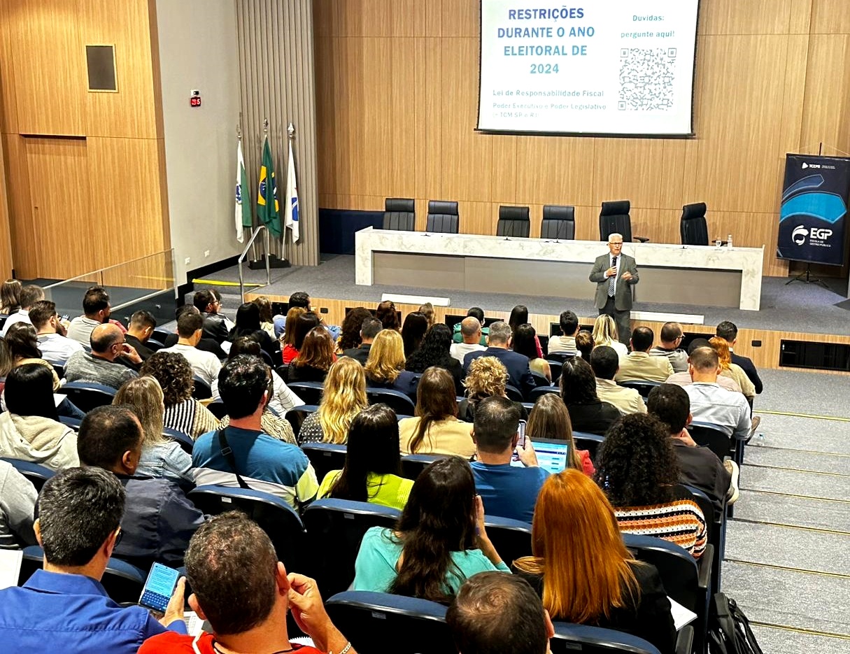 O procurador do Ministério Público de Contas Gabriel Guy Léger durante palestra no Oficina "Vedações em Período Eleitoral e Encerramento de Mandato", realizada no auditório da Seção Estadual da Ordem dos Advogados do Brasil (OAB-PR), em Curitiba. Foto: Marcelo Lancia/TCE-PR