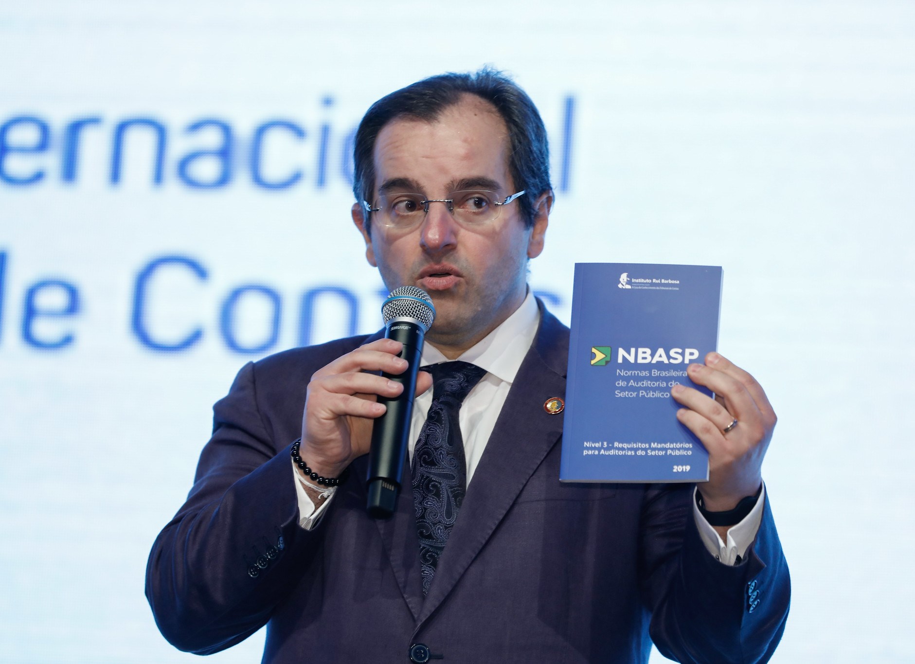 O conselheiro do TCE-PR Ivan Bonilha, presidente do IRB, lança as Normas Brasileiras de Auditoria do Setor Público de Nível 3 (NBasp 3), durante o 1º Congresso Internacional dos Tribunais de Contas, em Foz do Iguaçu. Foto: Wagner Araújo/Divulgação TCE-PR
