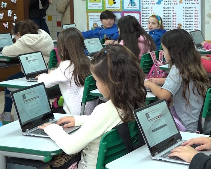 Alunos da rede municipal de ensino de Cascavel utilizam computador em sala de aula. Foto: Divulgação