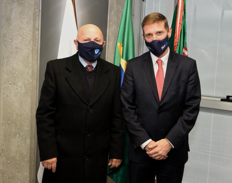 O procurador-geral de Justiça, Gilberto Giacoia; e o presidente do Tribunal de Contas do Estado do Paraná, conselheiro Fabio Camargo, na reunião para a assinatura de Termo de Cooperação Técnica entre os dois órgãos. Foto: Denis Ferreira Neto/Divulgação TCE-PR