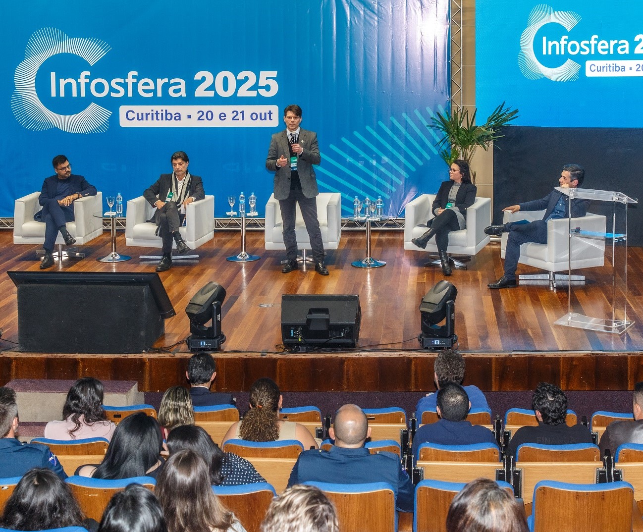 O presidente do Tribunal de Contas do Estado do Paraná (TCE-PR), conselheiro Ivens Linhares, discursa na cerimônia de encerramento do evento Infosfera 2025, promovido pela Universidade Federal do Paraná (UFPR) no dia 21 de outubro