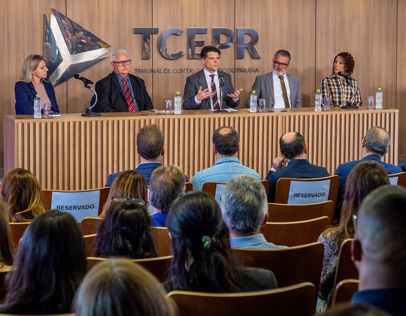Mesa de abertura do Fórum de Obras Públicas - Uso do BIM no Estado do Paraná, realizado pelo TCE-PR em parceria com o Governo do Estado. Foto: Mauro Beghetto Penteado/TCE-PR