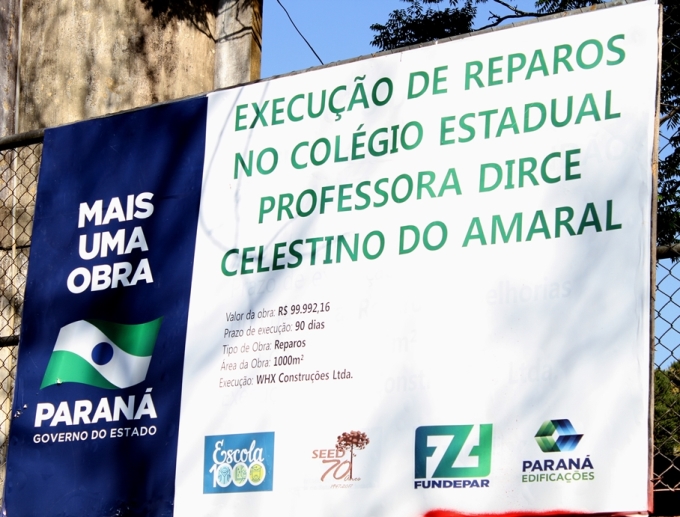 Placa de reforma do Colégio Estadual Dirce Celestino do Amaral, no bairro Cidade Industrial de Curitiba. Foto: Wagner Araújo/Divulgação TCE-PR