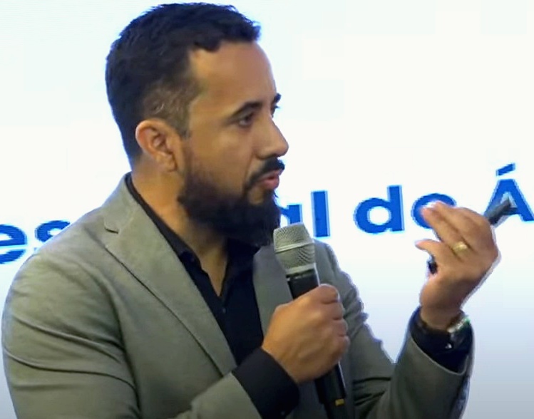 O estrategista em transformação digital Anderson Costa, em palestra no  15º Encontro Técnico de Educação Profissional dos Tribunais de Contas (Educontas), realizado em Curitiba. Foto: TCE-PR