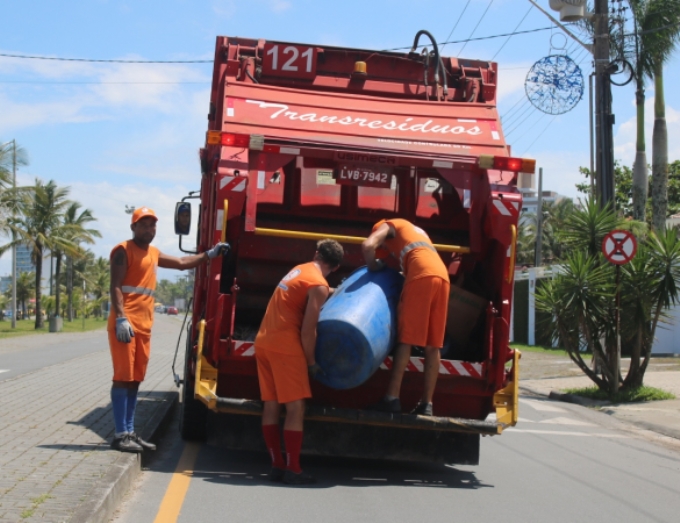 Coleta de lixo durante a temporada de verão em Guaratuba, município do Litoral do Paraná. Foto: Prefeitura de Curitiba/Divulgação