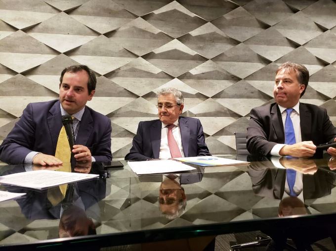 Os conselheiros Ivan Bonilha, presidente do IRB; Thiers  Montebello, presidente da Abracom; e Fábio Nogueira, presidente da Atricon. Foto: Divulgação
