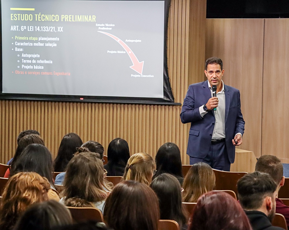 O auditor de controle externo Marcel Lanteri Pierezan ministra palestra no "Encontro Sobre Obras Públicas e Credenciamento para Pequenos Reparos", realizado no auditório do TCE-PR, em Curitiba. Foto: Diretoria de Comunicação Social/TCE-PR