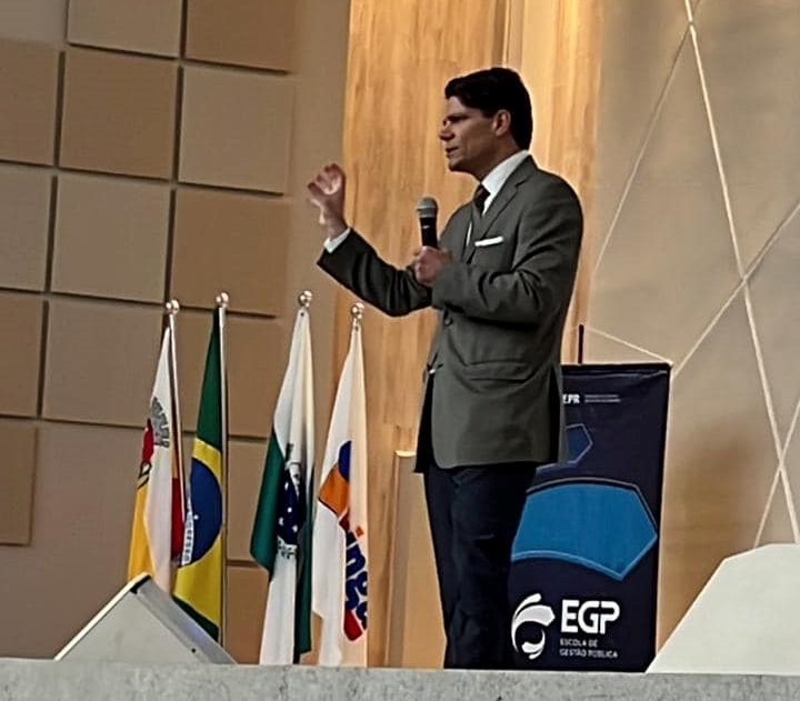 O conselheiro do TCE-PR Ivens Linhares, na apresentação da Nova Prestação de Contas Anual (PCA) dos prefeitos, realizada em Maringá. Foto: TCE-PR/Divulgação
