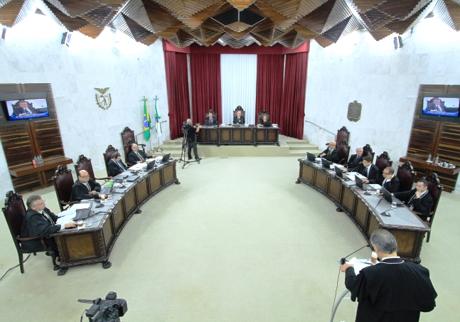 Advogado faz sustentação oral em processo julgado pelo Pleno do TCE-PR. Foto: Wagner Araújo/Divulgação TCE-PR