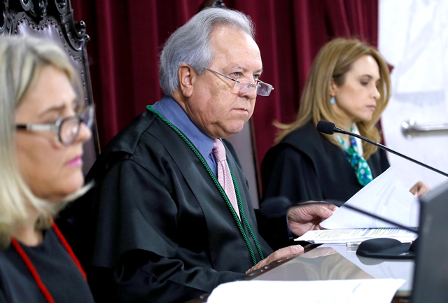 O presidente da Primeira Câmara do TCE-PR, conselheiro Nestor Baptista, ladeado pela procuradora do Ministério Público de Contas Valéria Borba (à esquerda da foto) e a secretária do colegiado, Maria Augusta Oliveira Franco. Foto: Wagner Araújo/Divulgação TCE-PR