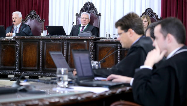 O conselheiro Ivens Linhares relata processo em sessão do Pleno do TCE-PR, comandada pela presidente, conselheiro Durval Amaral. Foto: Wagner Araújo/Divulgação TCE-PR