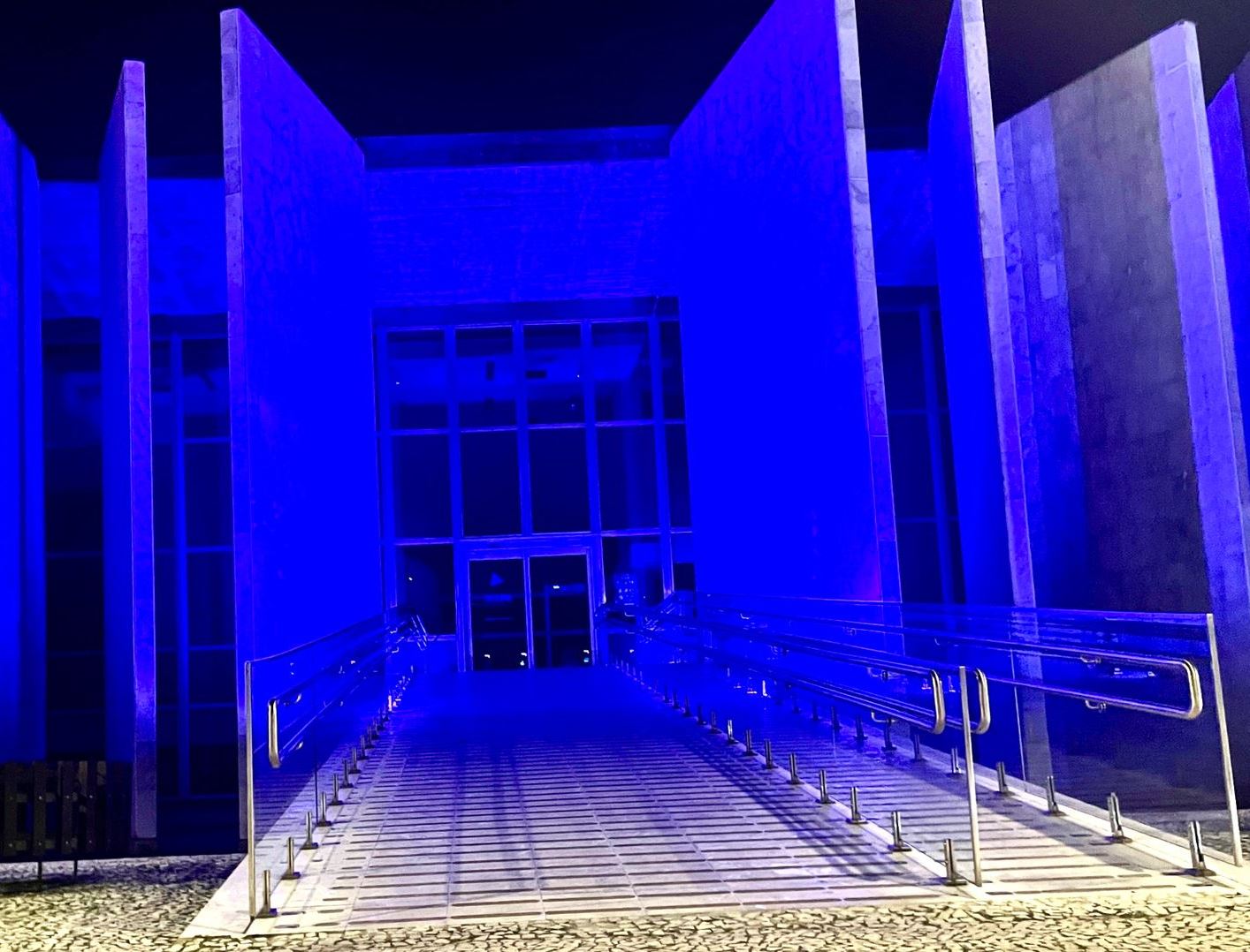 Entrada do Edifício Sede do TCE-PR iluminada para a campanha Novembro Roxo, de conscientização sobre a prematuridade. Foto: Divulgação/TCE-PR
