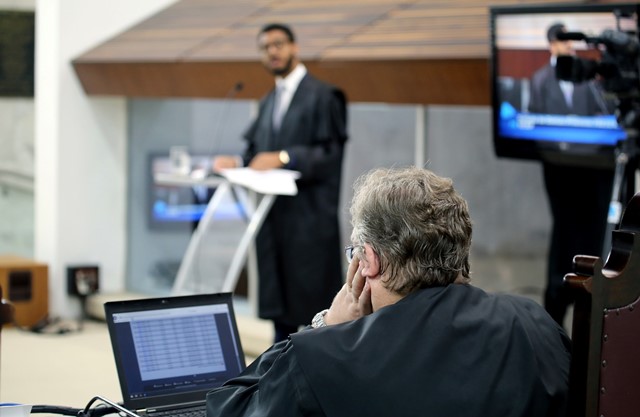 O auditor Cláudio Kania (de costas, em primeiro plano), em sessão do Pleno do TCE-PR na qual advogado faz sustentação oral em processo. Foto: Wagner Araújo/Divulgação TCE-PR