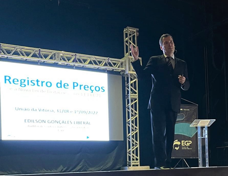 O diretor da EGP, Edilson Liberal, foi um dos palestrantes sobre a Nova Lei de Licitações e Contratos Administrativos (Lei 14.133/2021), em União d Vitória. Foto: TCE-PR/Divulgação