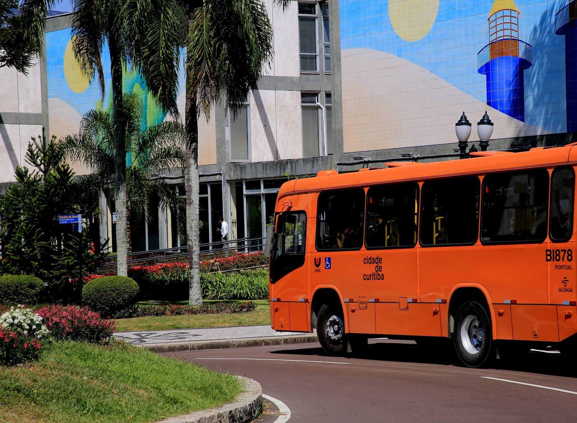 Ônibus circula em frente à Prefeitura de Curitiba. Foto: Wagner Araújo/Divulgação TCE-PR