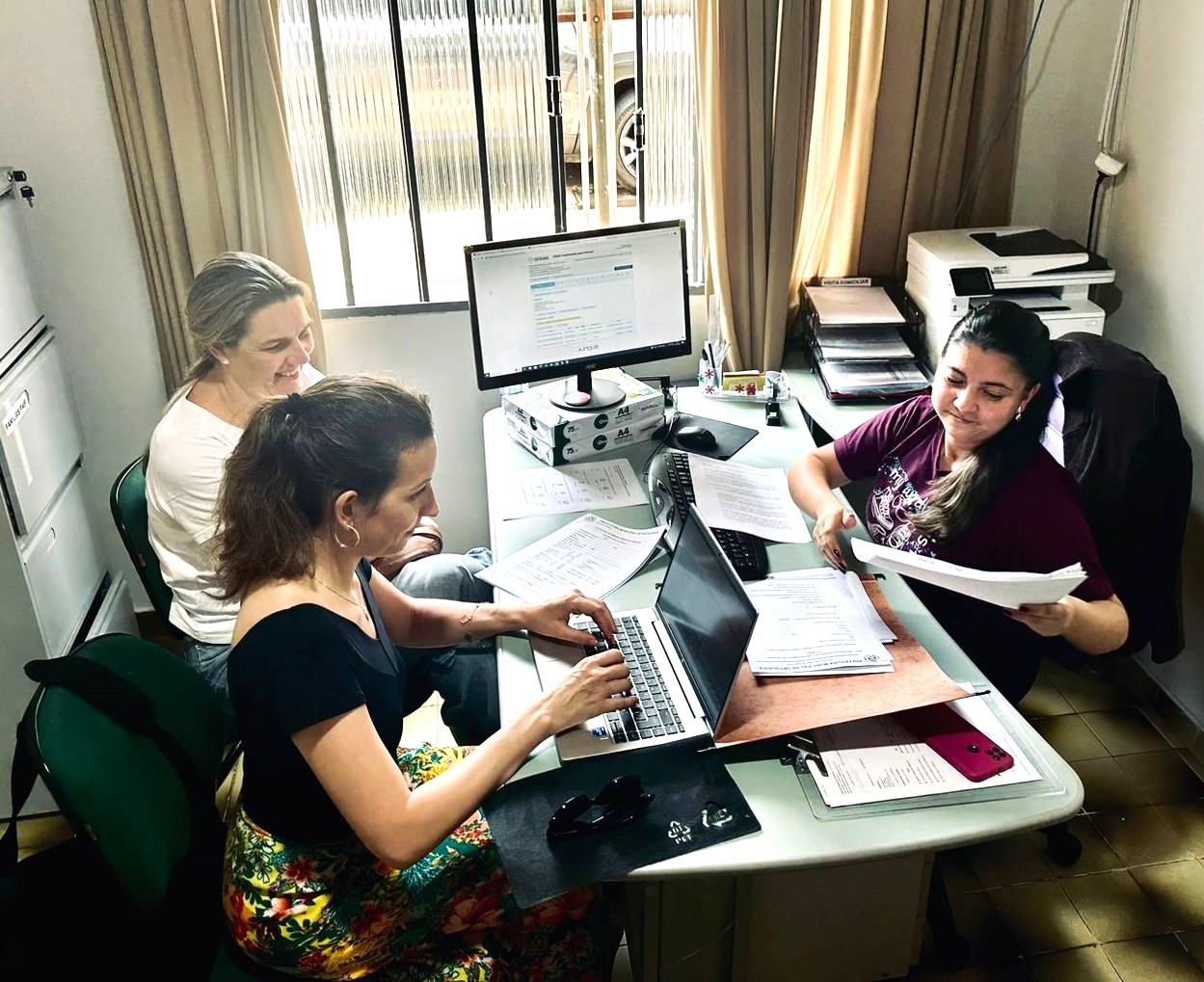 As auditoras de controle externo do TCE-PR Vanessa Massignan e Aline Arboit reunidas com a secretária de Ação Social de Ortigueira, Munique Thiara Alves Mattos, durante auditoria na área. Foto: Marcelo Lancia/Divulgação TCE-PR