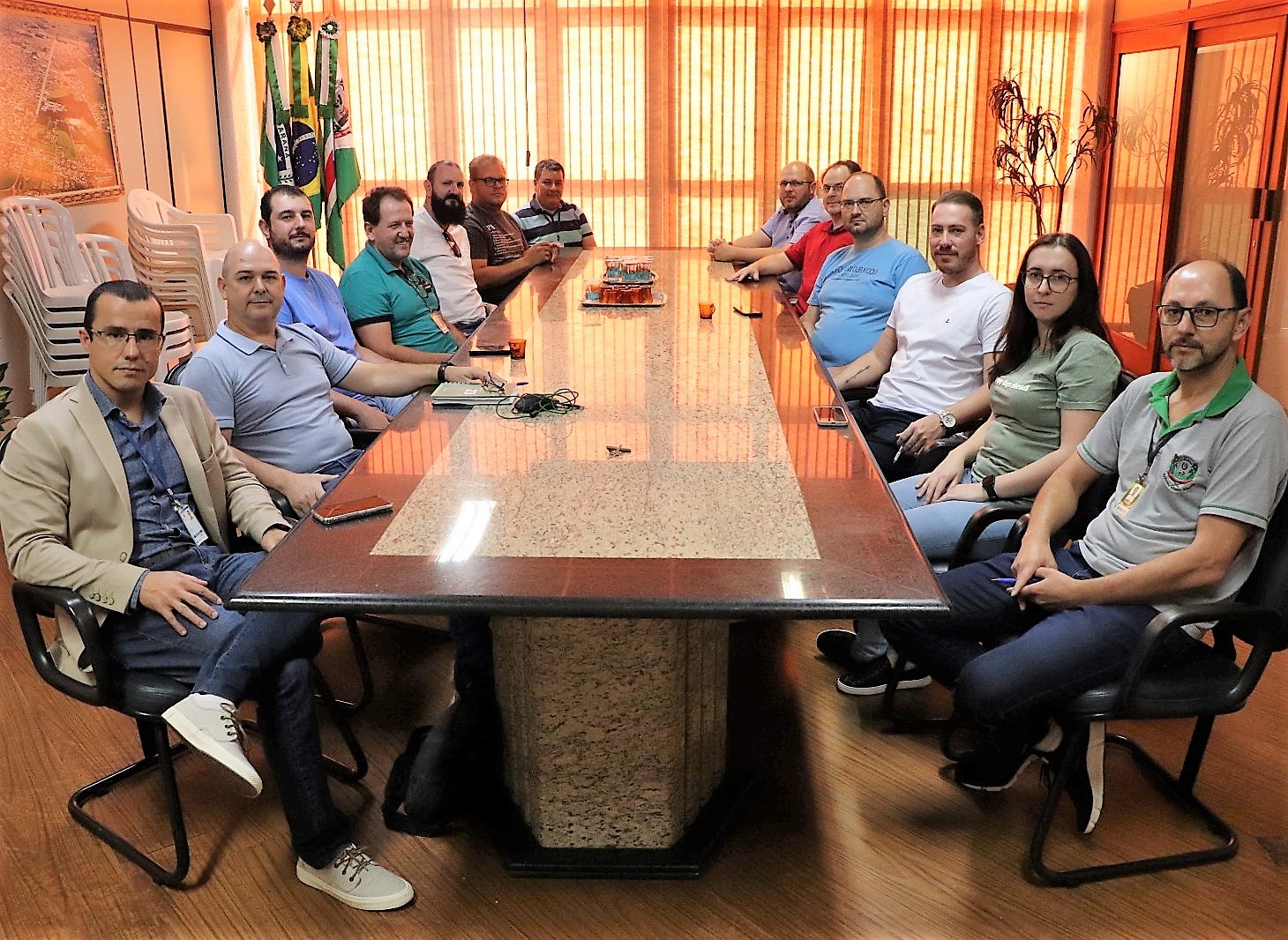 O auditor de controle externo Cleiton Saturno (primeiro à esquerda), servidor da Coordenadoria de Auditorias (CAUD) e gerente do PAF Governança Pública, reunido com gestores e servidores do Município de Marechal Cândido Rondon. Foto: TCE-PR/Divulgação