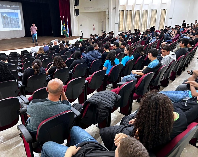 Joubert Brunatto Silva, gerente de Controle Social da Coordenadoria de Atendimento ao Jurisdicionado e de Controle Social (CACS) do TCE-PR, durante palestra no Município de Ouro Verde do Oeste. Foto: Divulgação