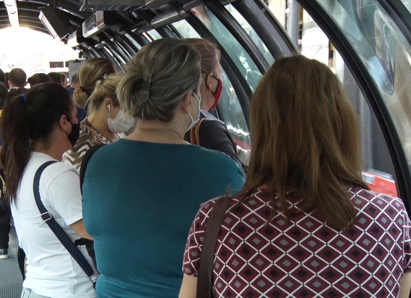 Movimento de passageiros na Estação Praça Eufrásio Corrêa, no Centro de Curitiba, em foto tirada pela equipe de fiscalização do TCE-PR. Foto: Divulgação/TCE-PR