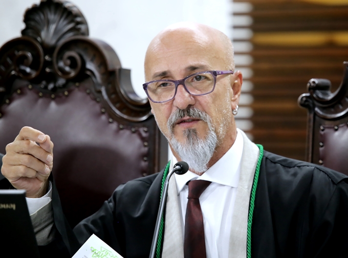 O conselheiro Fernando Guimarães relata processo em sessão plenária do TCE-PR. Foto: Wagner Araújo/Divulgação TCE-PR