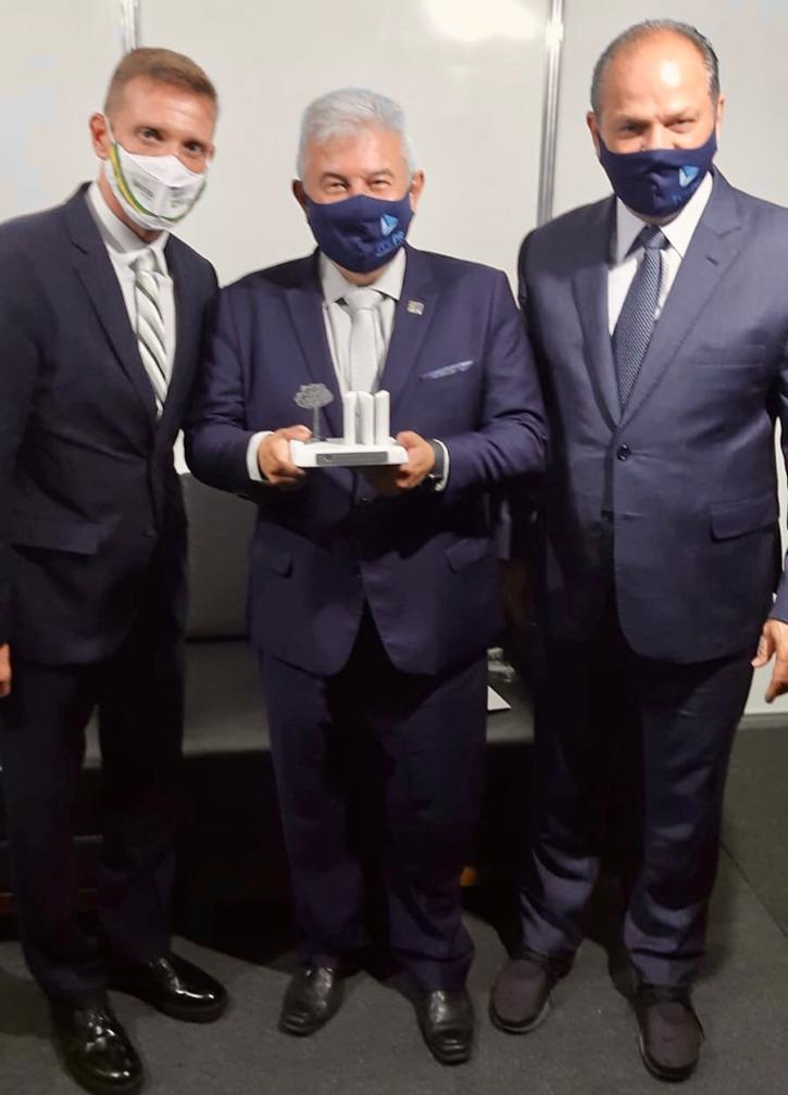 Acompanhado do deputado federal Ricardo Barros, o presidente do Tribunal de Contas do Estado do Paraná, conselheiro Fabio Camargo, entrega o Troféu TCE-PR ao ministro da Ciência, Tecnologia e Inovação, Marcos Pontes. Foto: Divulgação