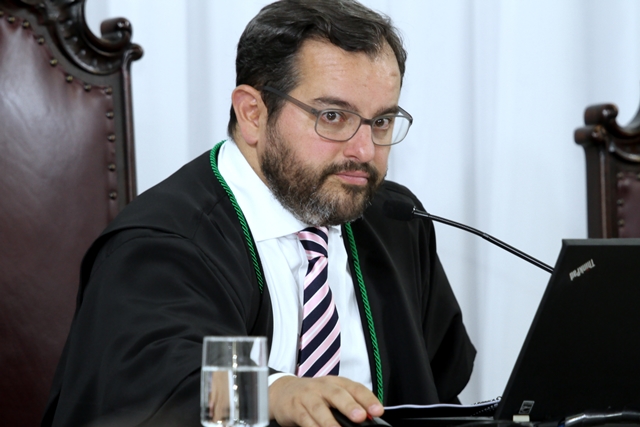 Conselheiro Ivan Bonilha preside sessão do Tribunal Pleno do TCE-PR (foto: Divulgação/Wagner Araújo)