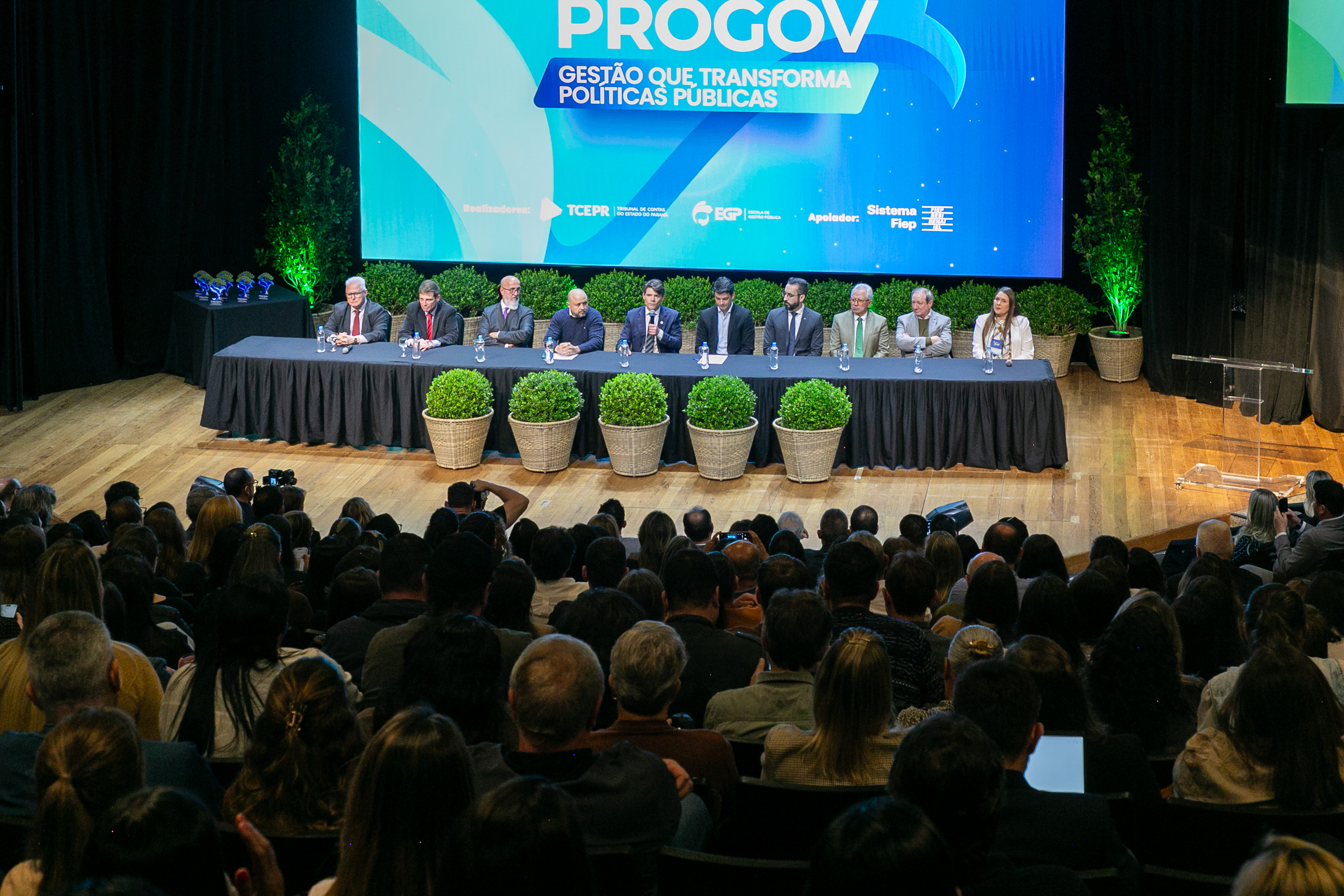 O presidente do TCE-PR, conselheiro Ivens Linhares, e demais autoridades na mesa de abertura de evento do Progov na Fiep, em Curitiba