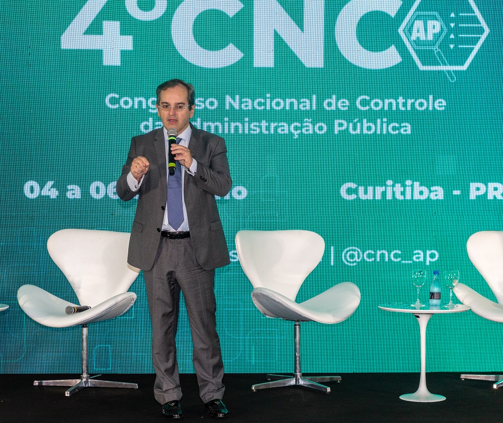 O vice-presidente do Tribunal de Contas do Estado do Paraná (TCE-PR), conselheiro Ivan Bonilha, participa da conferência de abertura do 4º Congresso Nacional de Controle da Administração Pública (CNC), realizada em Curitiba, nesta quarta-feira (4 de junho)