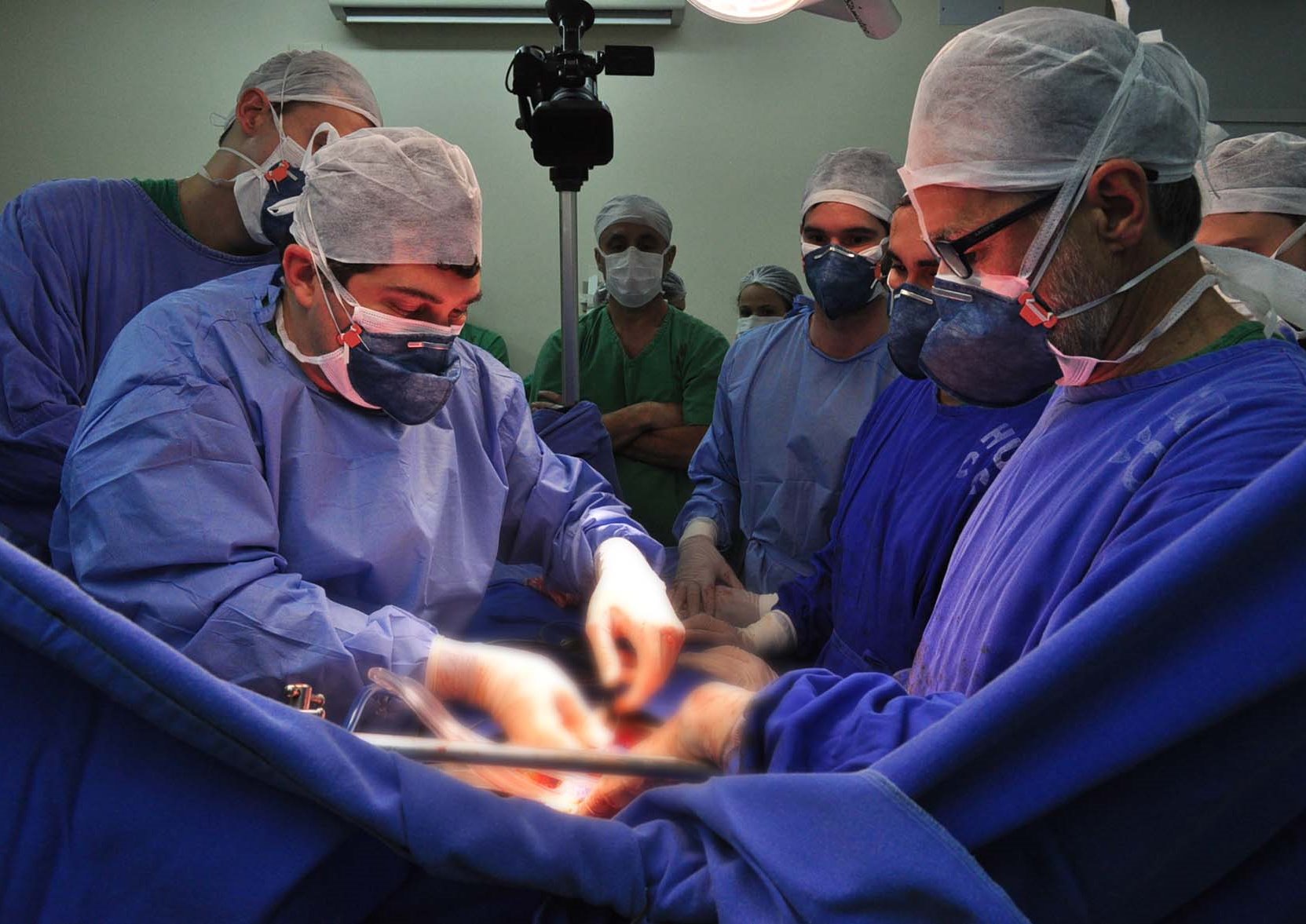 Cirurgia realizada no Hospital Universitário da UEL. Foto: Agência UEL de Notícias/Divulgação