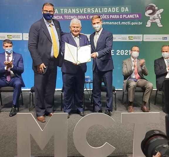 Da esquerda para a direita: o diretor do INPE, Clezio de Nardin; o ministro Marcos Pontes; e o presidente do TCE-PR, conselheiro Fabio Camargo, na assinatura de parceria para a utilização de imagens de satélite na fiscalização de obras públicas no Paraná. Foto: Divulgação