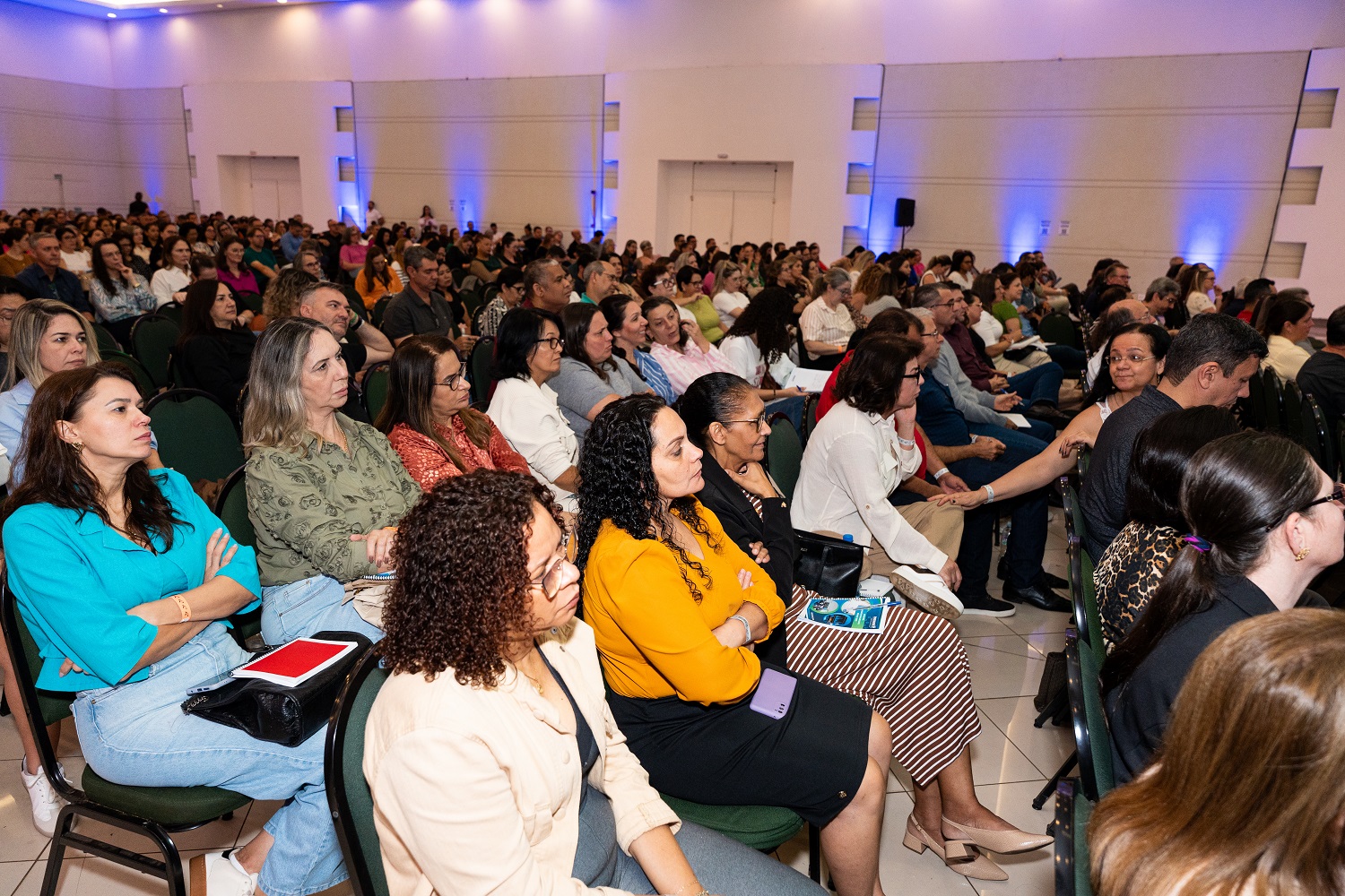 Público presente em curso ministrado pelo inspetor da Segunda Inspetoria de Controle Externo (2ª ICE) do Tribunal de Contas do Estado do Paraná (TCE-PR), Carlos Eduardo de Moura, sobre fiscalização de contratos para diretores e servidores de escolas estaduais em Foz do Iguaçu nesta quarta-feira (24 de setembro)