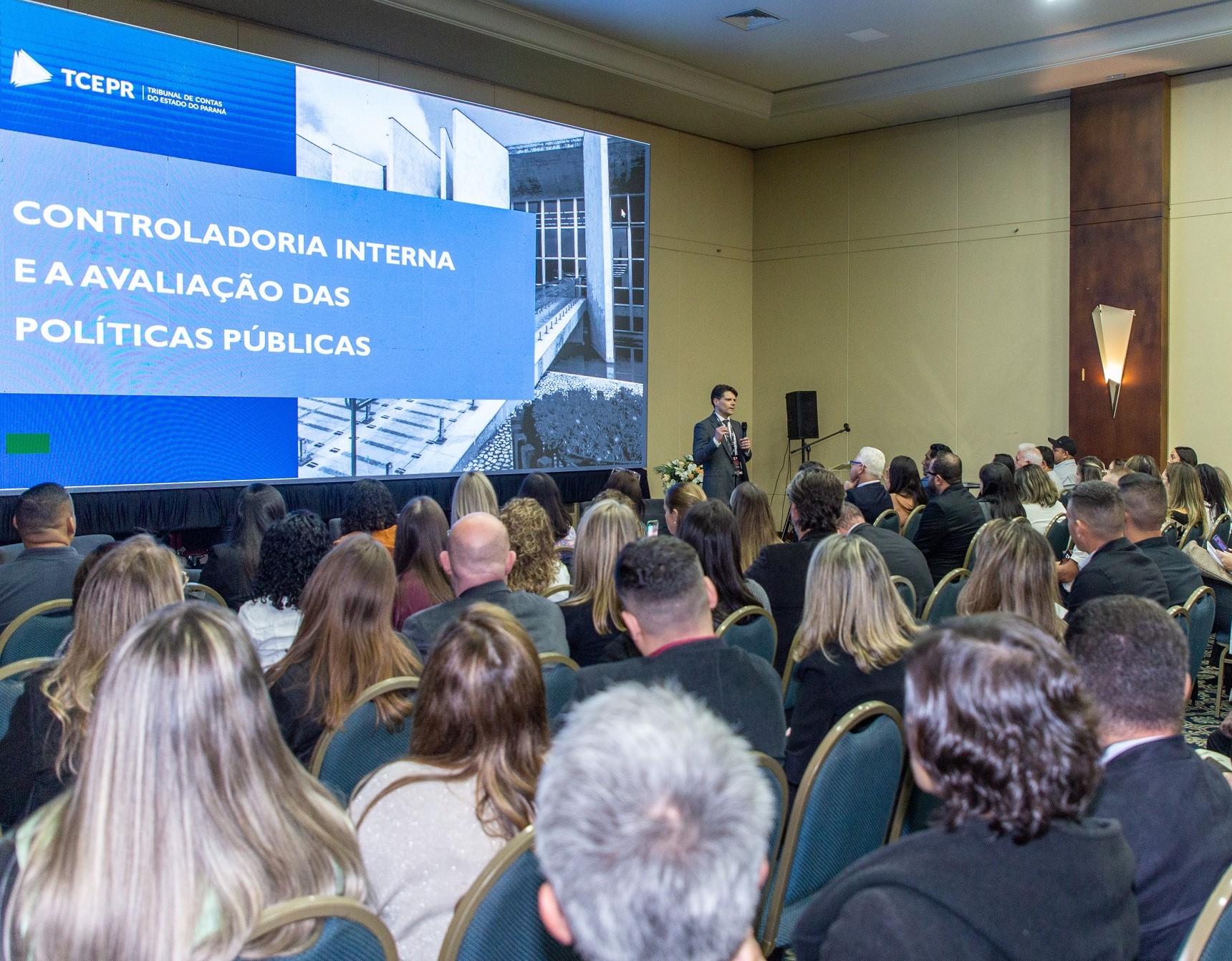 O presidente do Tribunal de Contas do Estado do Paraná (TCE-PR), conselheiro Ivens Linhares, ministrou palestra, nesta quarta-feira (14 de maio), no 2º Fórum Nacional de Controladoria Interna, em Curitiba