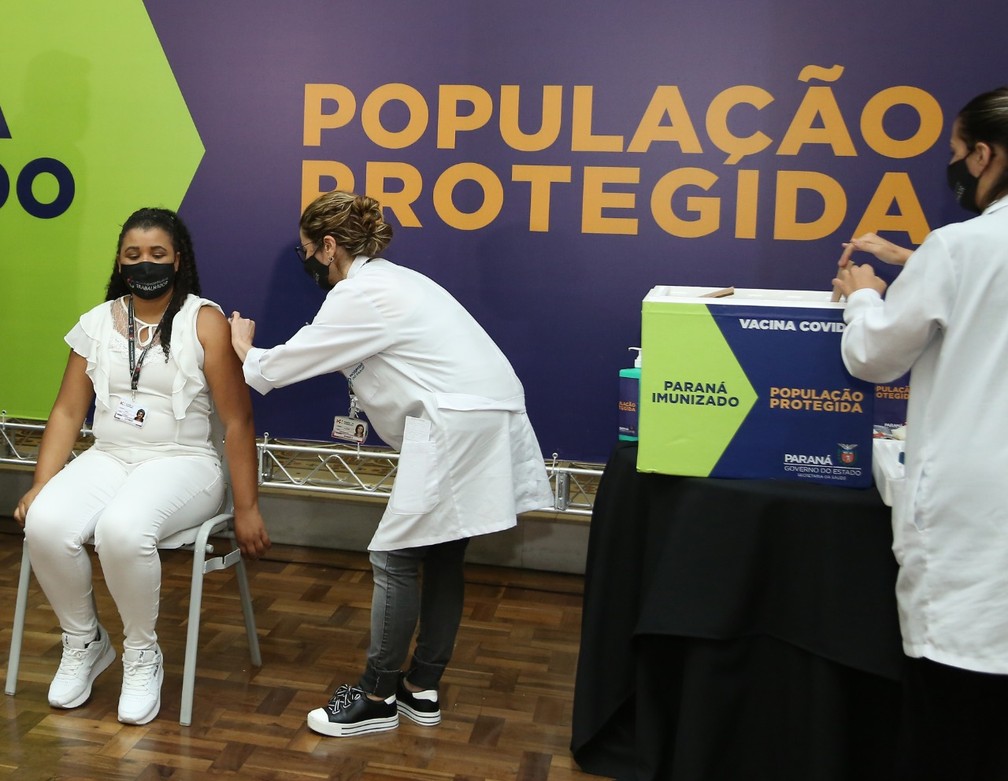 A enfermeira Lucimar Josiane de Oliveira, que trabalha no Hospital do Trabalhador, em Curitiba, foi a primeira pessoa vacinada no Paraná contra a Covid-19. Foto: Giuliano Gomes - Agência Estadual de Notícias/Divulgação