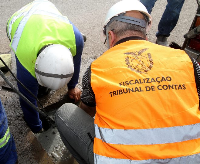 Engenheiros do TCE-PR e funcionários da empresa Dalcon Engenharia retiram amostras de asfalto da Avenida Manoel Ribas, em Curitiba, para análise em laboratório. Trabalho idêntico foi realizado em Balsa Nova em 2017. Foto: Wagner Araújo/Divulgação TCE-PR