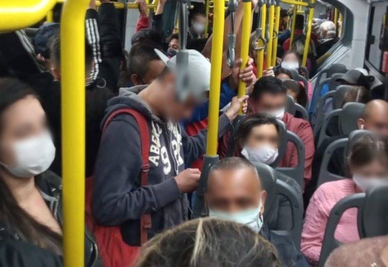 Ônibus lotado durante a pandemia da Covid-19, período em que o sistema recebeu subsídio do município