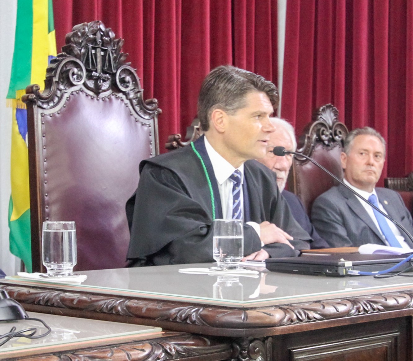 O novo presidente do Tribunal de Contas do Estado do Paraná, conselheiro Ivens Linhares, discursa na cerimônia de posse da gestão 2025-2026 do TCE-PR, realizada nesta quarta-feira (22 de janeiro) na sede da Corte em Curitiba