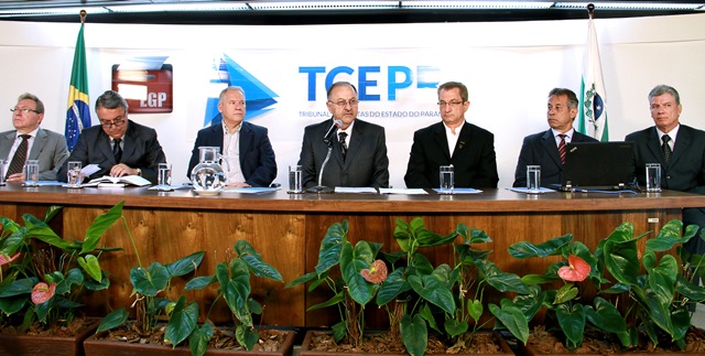 Mesa de autoridades, durante abertura da Pós-Graduação em nível de Especialização sobre Administração Pública com Ênfase no Controle Externo. Ao centro, o presidente do TCE, conselheiro Artagão de Mattos Leão