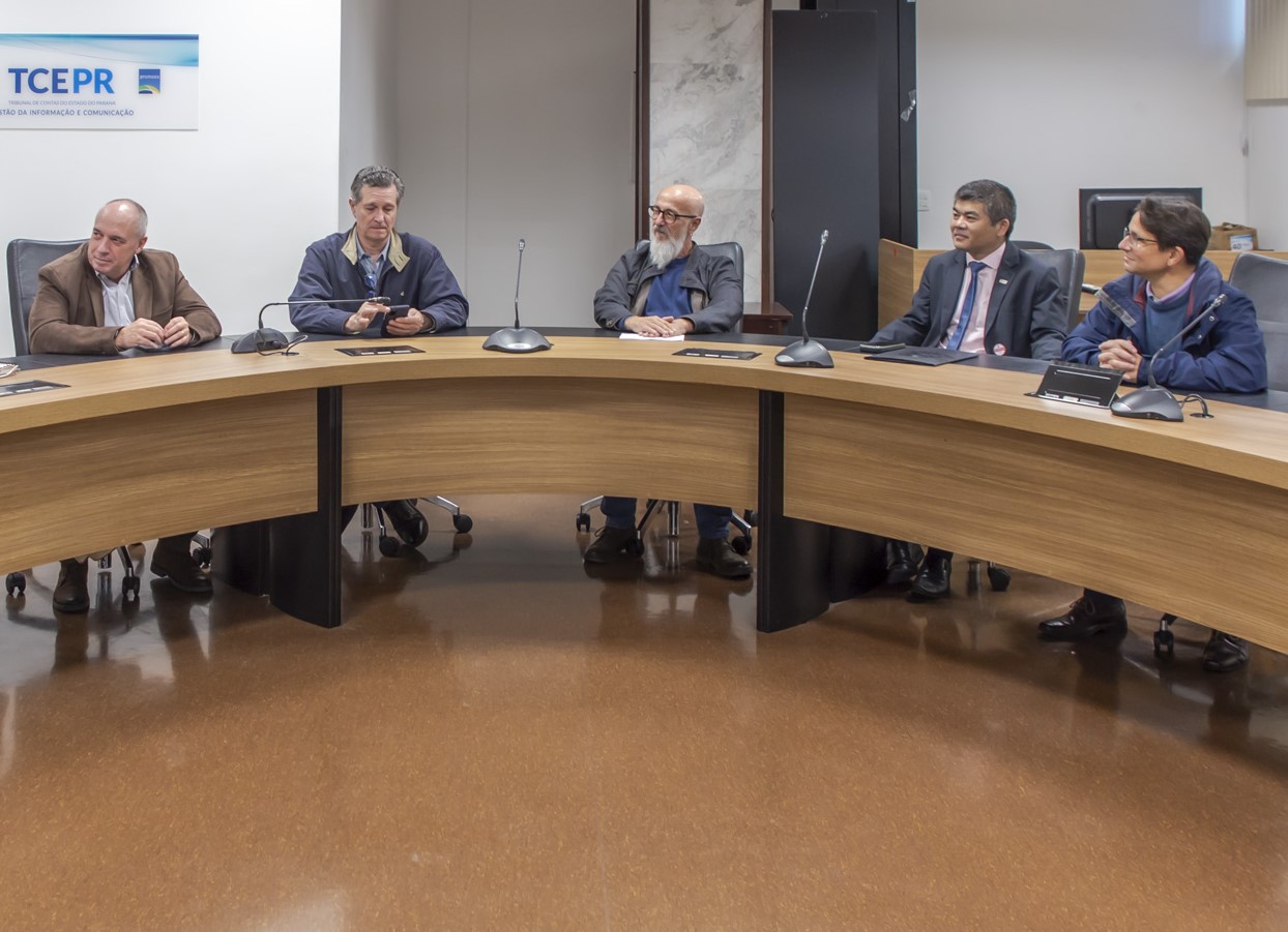 O presidente do TCE-PR, conselheiro Fernando Guimarães, reunido com o superintendente da Controladoria Regional da União no Paraná, Ricardo Jhum Fukaya, e o coordenador do Núcleo de Ações de Ouvidoria e Prevenção da Corrupção da CGU-PR, Demian Bertozzi, para discutir a formalização de termo de cooperação entre o Tribunal e a Controladoria-Geral da União para a fiscalização da aplicação de recursos federais no Estado.