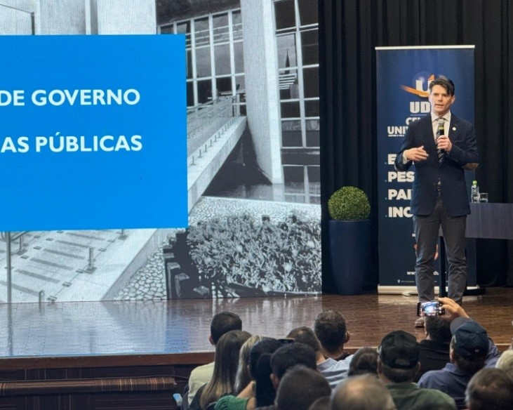 O presidente do Tribunal de Contas do Estado do Paraná (TCE-PR), conselheiro Ivens Linhares, discursa na abertura de capacitação voltada às câmaras municipais em Foz do Iguaçu nesta quinta-feira (5 de junho)