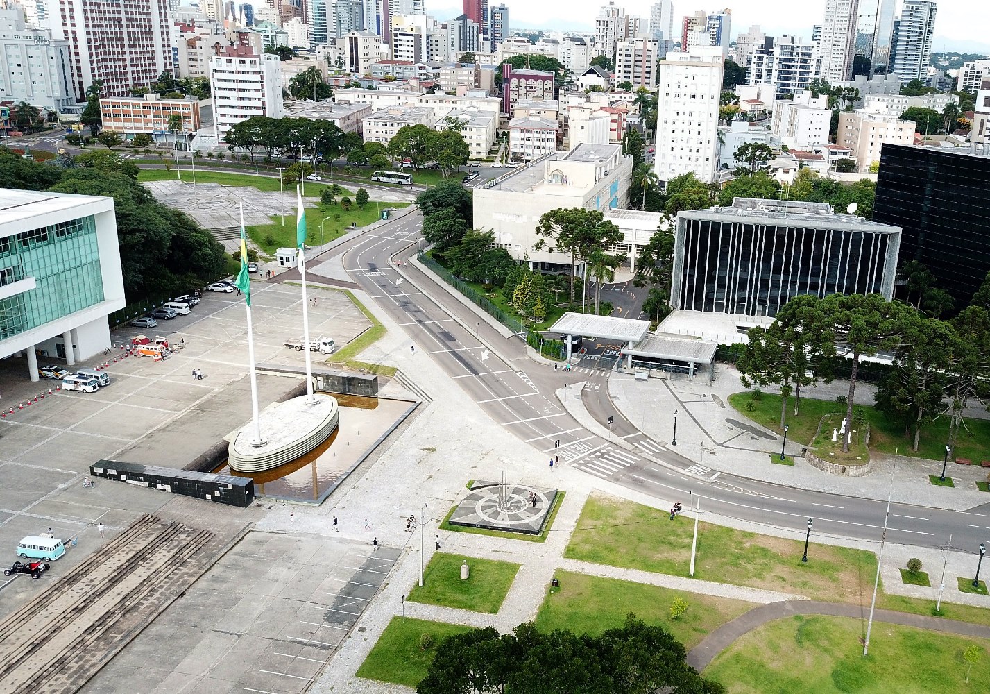 Vista parcial da Praça Nossa Senhora de Salete, no bairro Centro Cívico, em Curitiba, com o Palácio Iguaçu (à esquerda), sede do Governo do Paraná, e a Assembleia Legislativa do Estado. Foto: Celso Otaviano Rutz/Divulgação TCE-PTR