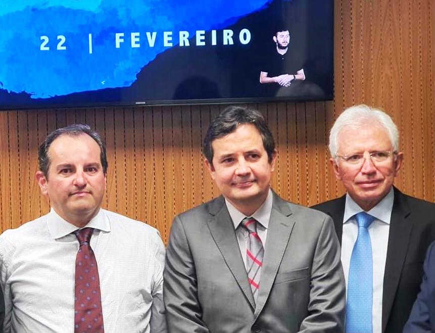 Os conselheiros do TCE-PR Ivan Bonilha (à esquerda da foto) e Durval Amaral (direita) participam da posse do novo presidente do Instituto Rui Barbosa (IRB), Edilberto Carlos Pontes Lima, conselheiro do TCE-CE). Foto: Divulgação