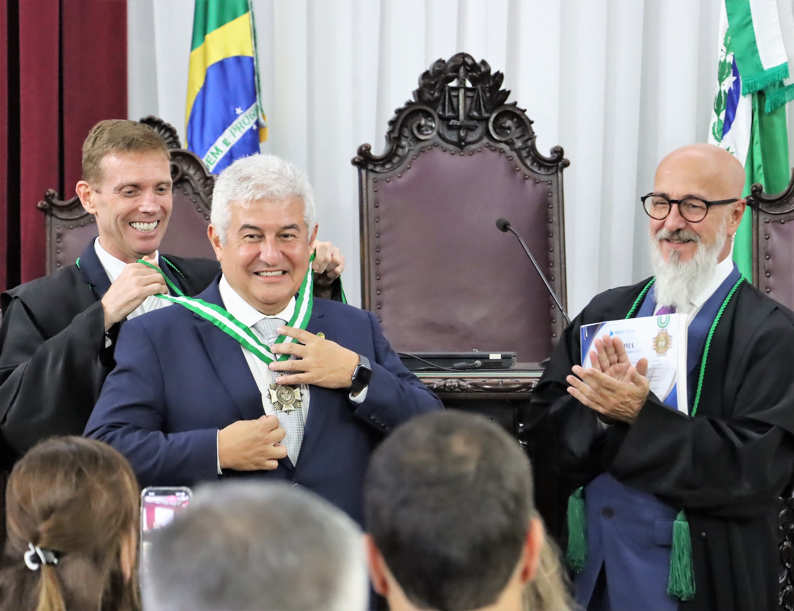 Ao lado do presidente do TCE-PR, conselheiro Fernando Guimarães, o senador Marcos Pontes recebe o Colar Barão do Serro Azul do conselheiro Fabio Camargo, em cuja presidência a comenda foi criada, em 2022. Foto: Fabiano Contador/Divulgação TCE-PR