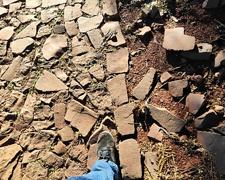 Estrada rural Linha Santa Luzia-Linha São Roque, com falhas no pavimento com pedras poliédricas, em obra da Prefeitura de Lindoeste. Foto: Prefeitura de Lindoeste